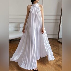NEW! Pleated dress in white 🤍